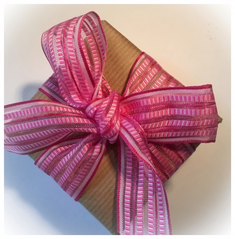 A perfect bow on a parcel from one of my giftwrapping workshops