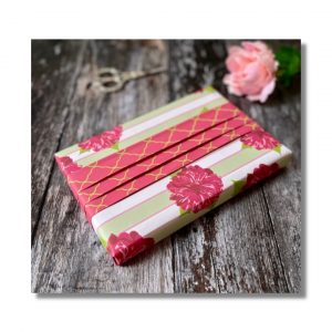 Creating pleats in the paper is a great way to add details to a gift for Mother's Day