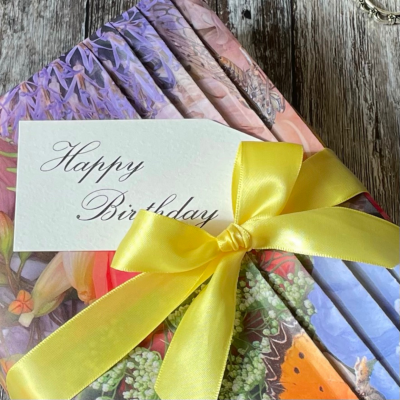 5 simple gift wrapping ideas to make your gifts stand out this summer (for the right reasons)
